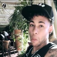 Neymar diverte Bruna Marquezine ao mostrar a língua durante almoço. Vídeo!