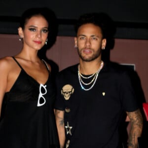 Neymar passou por operação no pé em março