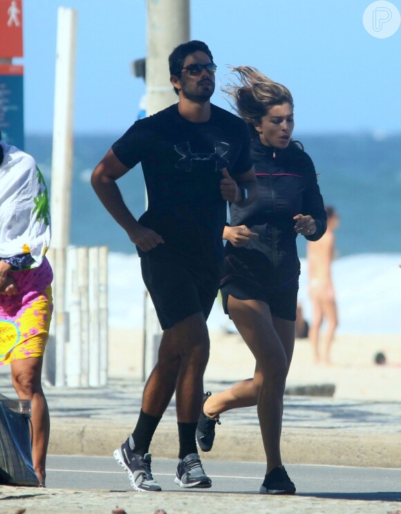 Grazi Massafera corre com o namorado, Patrick Bulus, na orla da praia de Ipanema, na Zona Sul do Rio de Janeiro, em 20 de maio de 2018