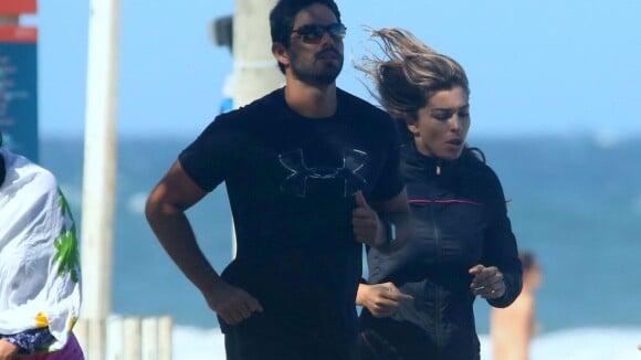 Grazi Massafera corre com o namorado, Patrick Bulus, na orla do Rio de Janeiro