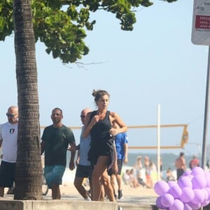 Grazi Massafera é fotografada correndo em Ipanema