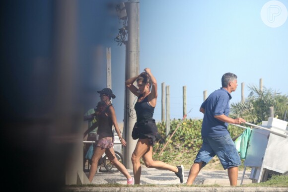 Grazi Massafera ajeita o cabelo ao correr em Ipanema