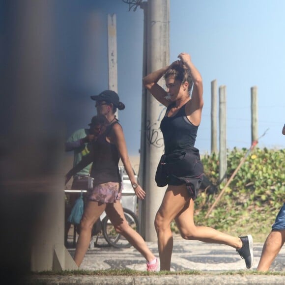 Grazi Massafera ajeita o cabelo ao correr em Ipanema