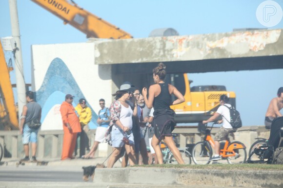 Grazi Massafera corre na orla da praia de Ipanema, na Zona Sul do Rio de Janeiro