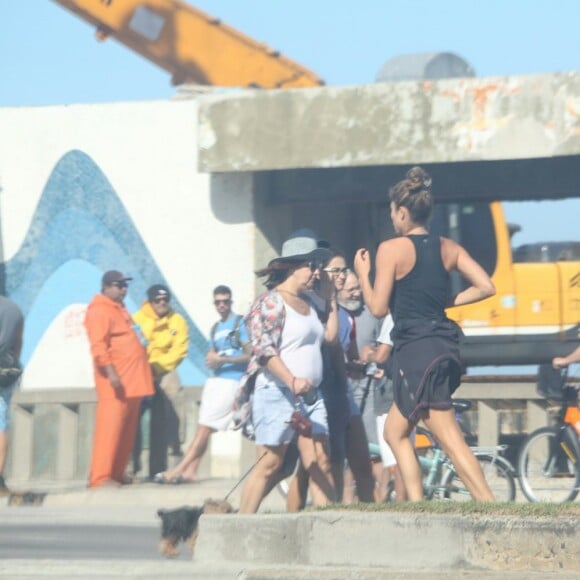 Grazi Massafera corre na orla da praia de Ipanema, na Zona Sul do Rio de Janeiro