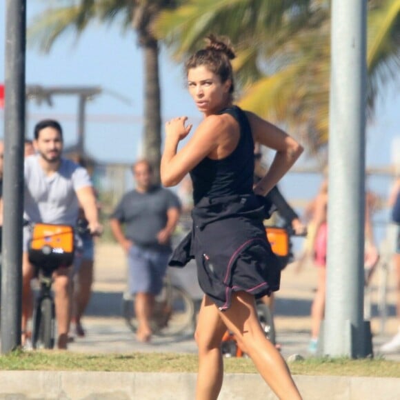 Grazi Massafera se exercita na orla do Rio