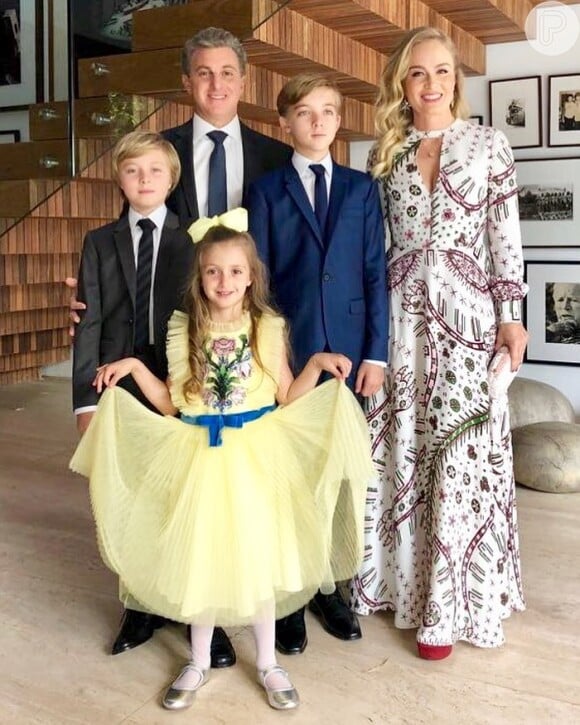 Angélica usa vestido de R$ 17 mil e posa ao lado de Luciano Huck e dos filhos no bar-mitzvá de Joaquim, em 20 de maio de 2018