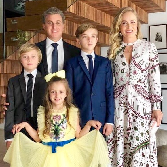 Angélica usa vestido de R$ 17 mil e posa ao lado de Luciano Huck e dos filhos no bar-mitzvá de Joaquim, em 20 de maio de 2018