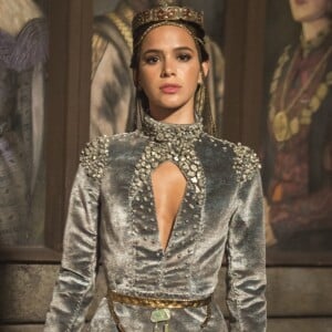 Bruna Marquezine está no ar como a vilã Catarina da novela 'Deus Salve o Rei'