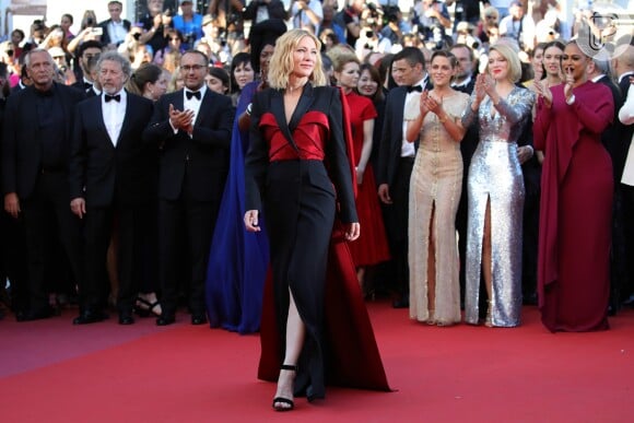 Presidente do júri, Cate Blanchett usou vestido Alexander McQueen com laço e detalhes vermelhos na cerimônia de encerramento da 71ª edição do Festival de Cannes, no Palais des Festivals, na França, no último sábado, 19 de maio de 2018 