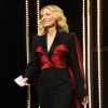 Presidente do júri, Cate Blanchett usou vestido Alexander McQueen com laço e detalhes vermelhos na cerimônia de encerramento da 71ª edição do Festival de Cannes, no Palais des Festivals, na França, no último sábado, 19 de maio de 2018 