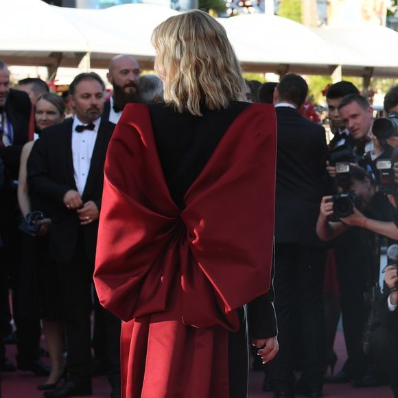 Presidente do júri, Cate Blanchett usou vestido Alexander McQueen com laço e detalhes vermelhos na cerimônia de encerramento da 71ª edição do Festival de Cannes, no Palais des Festivals, na França, no último sábado, 19 de maio de 2018 