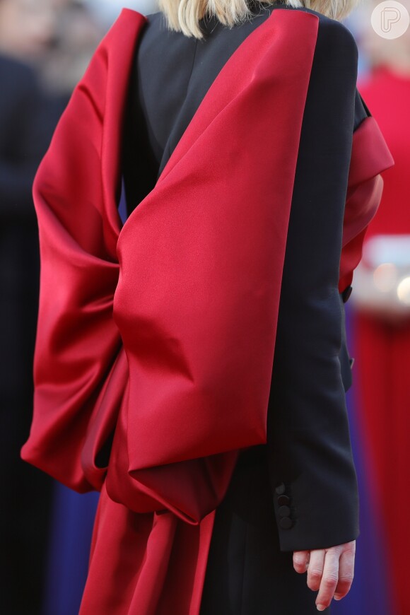 Presidente do júri, Cate Blanchett usou vestido Alexander McQueen com laço e detalhes vermelhos na cerimônia de encerramento da 71ª edição do Festival de Cannes, no Palais des Festivals, na França, no último sábado, 19 de maio de 2018 