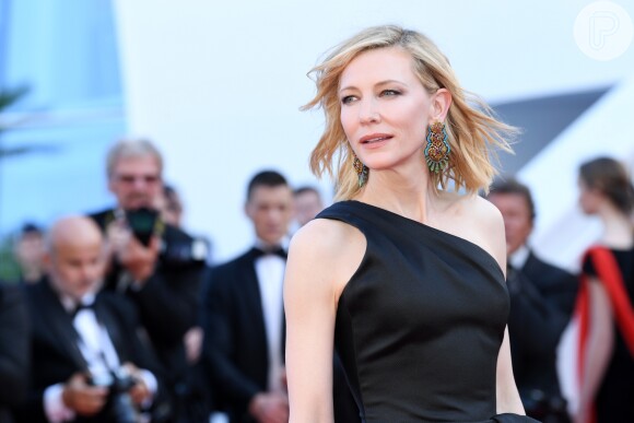 Cate Blanchett vestiu preto na exibição do filme 'Les Filles Du Soleil' durante a 71ª edição do Festival de Cannes, no Palais des Festivals, em 12 de maio de 2018