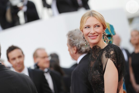 Cate Blanchett usou look preto rendado na exibição de 'Everybody Knows' ('Todos Lo Saben') e na abertura de gala da 71ª edição do Festival de Cannes, no Palais des Festivals, em 8 de maio de 2018