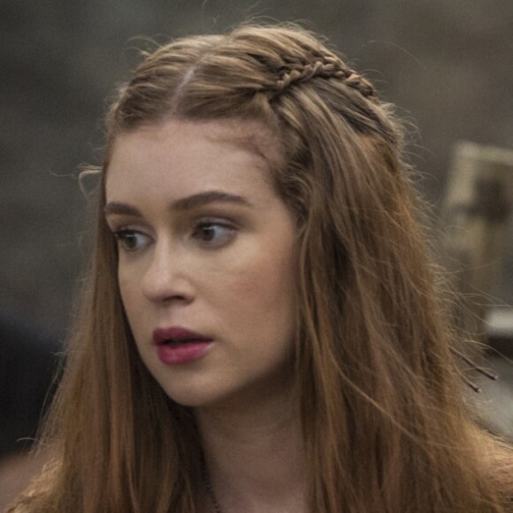 Amália (Marina Ruy Barbosa) é rejeitada por uma rainha durante jantar na novela 'Deus Salve o Rei': 'O que faz aí escondida, Catarina (Bruna Marquezine)? O lugar de uma rainha é aqui na frente!'