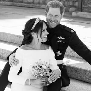 Meghan Markle e príncipe Harry na escada do castelo de Windsor após o casamento