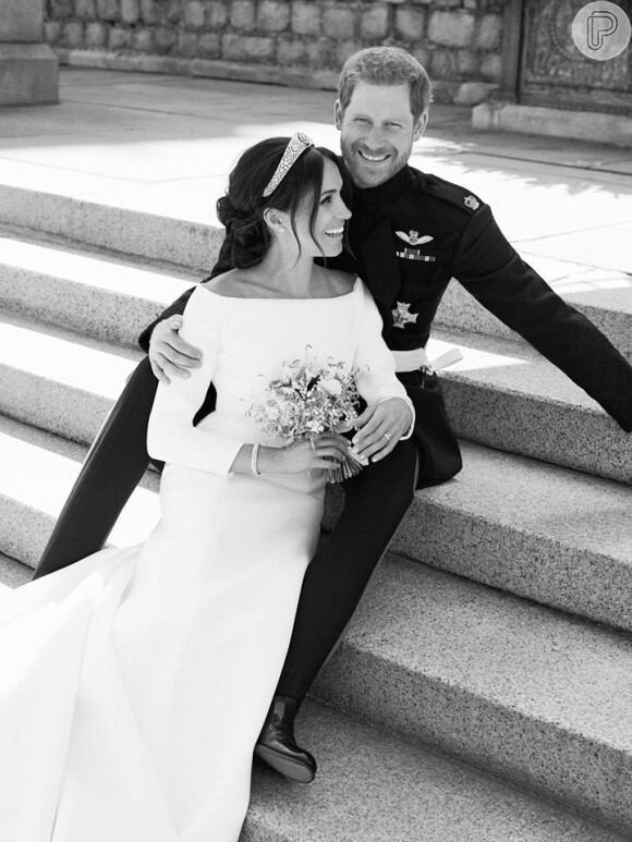 Meghan Markle e príncipe Harry na escada do castelo de Windsor após o casamento