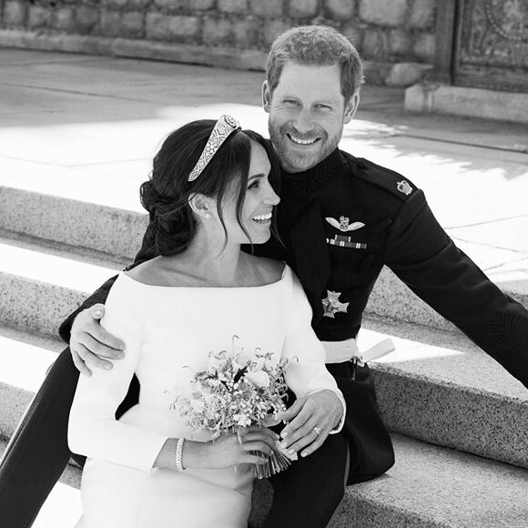 Meghan Markle e príncipe Harry na escada do castelo de Windsor após o casamento