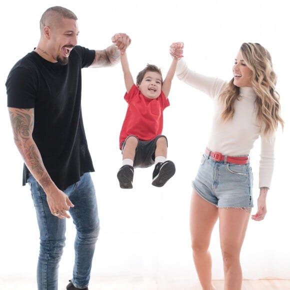 'Minha alma gêmea, meu amigo, parceiro, marido e amor da minha vida! O amor é isso... traz paz!', disse Aline Gotschalg sobre Fernando Medeiros