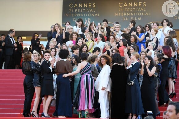 No protesto, atrizes, diretoras, produtoras e outras mulheres que trabalham na indústria cinematográfica se reuniram para dar voz à diferença de gênero que ainda é presente no festival