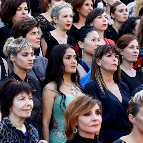 Entre as participantes do protesto, estava a atriz Salma Hayek
