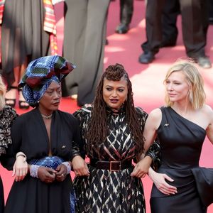 Haifaa al-Mansour, Kristen Stewart, Lea Seydoux, Khadja Nin, Ava DuVernay, Cate Blanchett e Agnes Varda caminham pelo tapete vermelho em protesto à desigualdade de gênero no festival