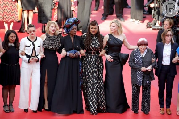 Haifaa al-Mansour, Kristen Stewart, Lea Seydoux, Khadja Nin, Ava DuVernay, Cate Blanchett e Agnes Varda caminham pelo tapete vermelho em protesto à desigualdade de gênero no festival