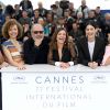 Bruna Linzmeyer e Mariana Ximenes posam com equipe do longa 'O Grande Circo Místico' em Cannes