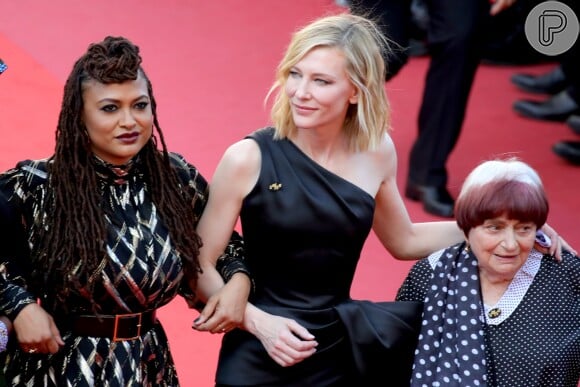 Cate Blanchett e outras atrizes usaram um broche com a inscrição '50/50', pela igualdade de gênero na indústria do cinema