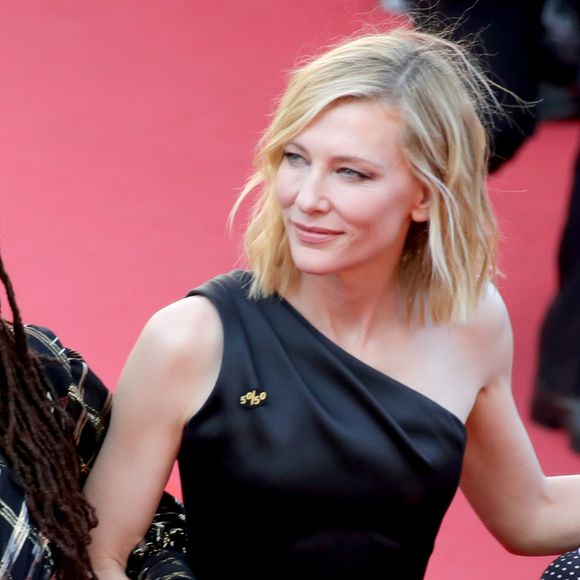Cate Blanchett e outras atrizes usaram um broche com a inscrição '50/50', pela igualdade de gênero na indústria do cinema