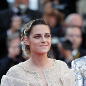 O vestido tem mangas bufantes e contava com detalhes feitos de canutilhos