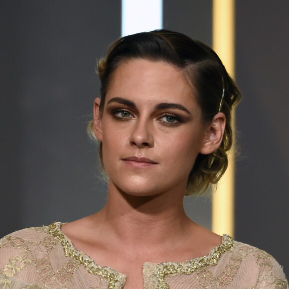 Com decote em V e fenda frontal, o vestido usado por Kristen tinha canutilhos perolados