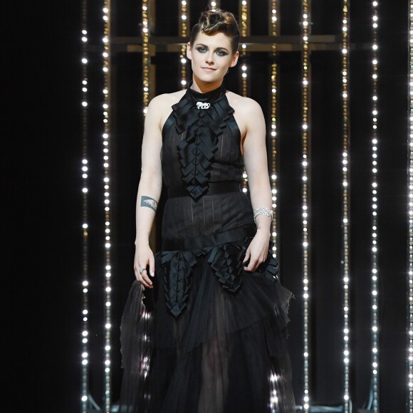 Um dos looks usados pela atriz que mais se destacou foi o vestido preto nada básico