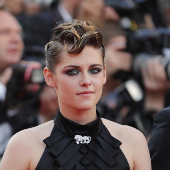 Kristen também apostou em maquiagens carregadas como o olhar esfumado