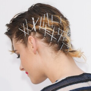 Para aderir a produção, Kristen usou grampos prateados no cabelo