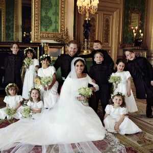 Meghan Markle e Príncipe Harry também foram clicados com os pajens e daminhas pelo fotógrafo
