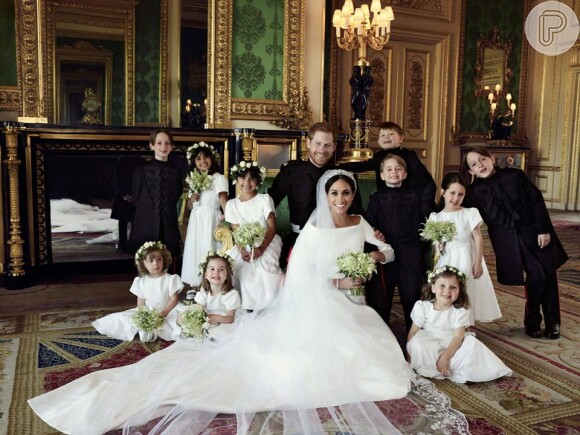 Meghan Markle e Príncipe Harry também foram clicados com os pajens e daminhas pelo fotógrafo
