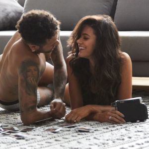 Bruna Marquezine contou que roubou beijo de Neymar no primeiro encontro do casal