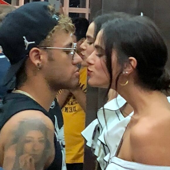 Bruna Marquezine entregou que prefere que o namorado, Neymar, durma sem cueca