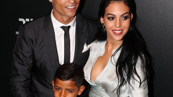 Foto em família: Cristiano Ronaldo faz selfie com namorada e filhos. Veja clique