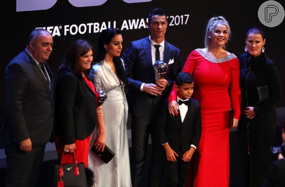 Cristiano Ronaldo ganhou elogios dos fãs após publicar foto da família na web