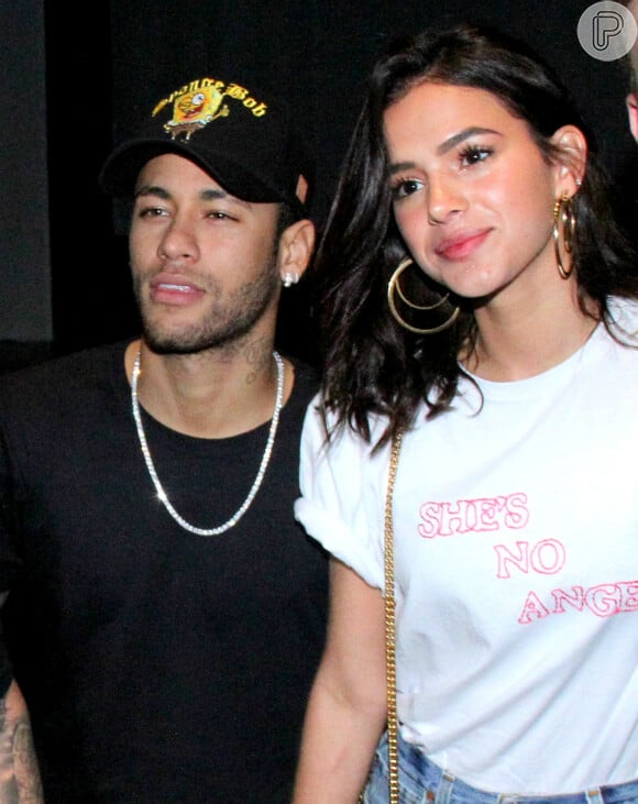 No Brasil, Neymar comemora proximidade com Bruna Marquezine com foto dos dois em campanha