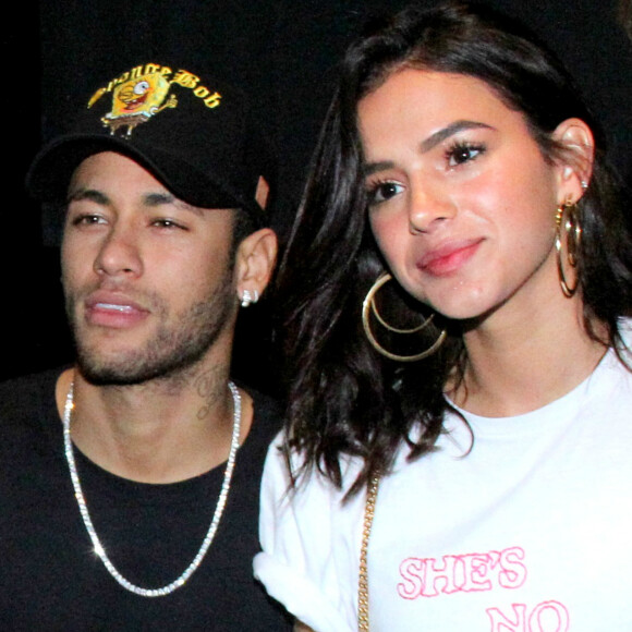 No Brasil, Neymar comemora proximidade com Bruna Marquezine com foto dos dois em campanha