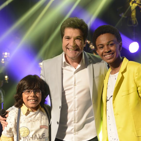 Daniel convida Zeca (Jean Paulo Campos) e Miguel (Pedro Miranda) para participarem de seu show, no capítulo que vai ao ar terça-feira, dia 29 de maio de 2018, na novela 'Carinha de Anjo'