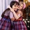 Frida (Sienna Belle) e Dulce Maria (Lorena Queiroz) dão abraço emocionado após pedido de desculpa da ex-vilãzinha em cima do palco, no capítulo que vai ao ar quarta-feira, dia 30 de maio de 2018, na novela 'Carinha de Anjo'