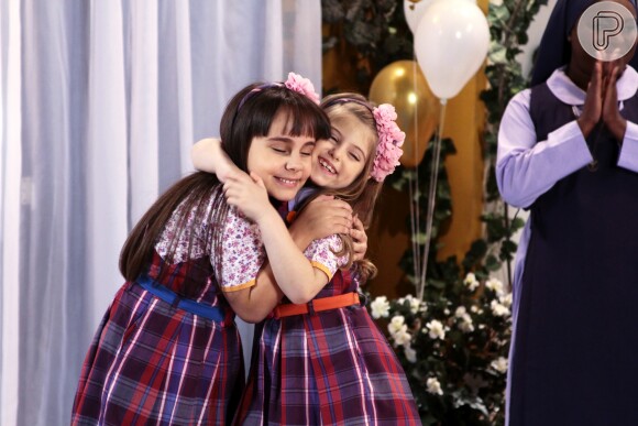 Frida (Sienna Belle) e Dulce Maria (Lorena Queiroz) dão abraço emocionado após pedido de desculpa da ex-vilãzinha em cima do palco, no capítulo que vai ao ar quarta-feira, dia 30 de maio de 2018, na novela 'Carinha de Anjo'