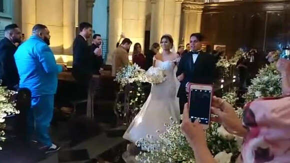 Lexa entrou bastante emocionada no casamento com MC Guimê na Catedral da Sé, em São Paulo