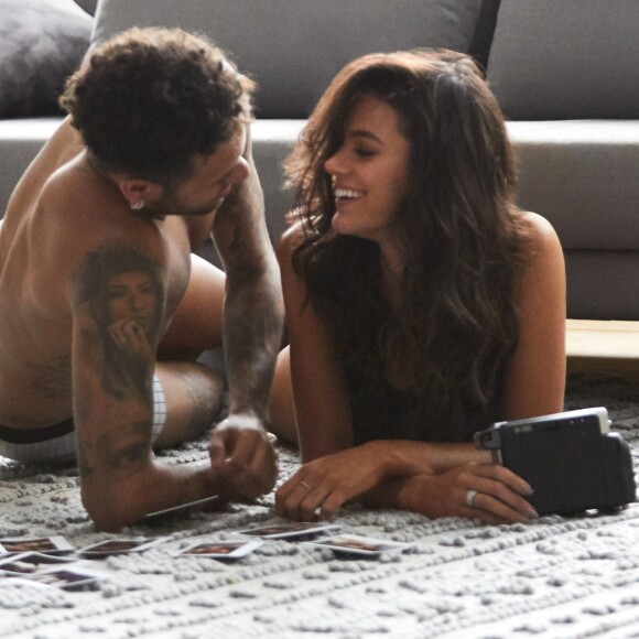 Bruna Marquezine e Neymar mostraram a intimidade do casal no bastidor da campanha da C&A