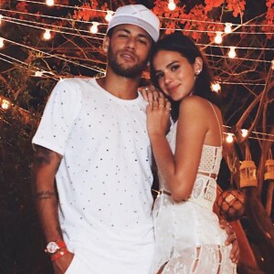 Bruna Marquezine entregou que tomou a iniciativa no primeiro encontro com Neymar